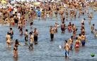 La playa de la Malvarrosa, atestada de turistas