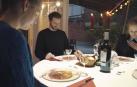 Se sentaron a comer pero a su mesa llegó de todo menos comida