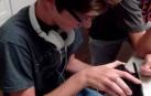 Esto es lo que sucede cuando dos niños intentan averiguar cómo funciona un walkman
