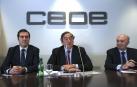 El presidente de CEOE, Juan Rosell (c), junto al vicepresidente, José María Lacasa (d), y el presidente de CEPYME, Antonio Garamendi (i).
