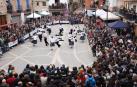 El grupo de danzas Mendianike ofreció la actuación, a la que después se unieron decenas de vecinos del pueblo.