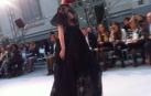 Una modelo desfila con un vestido de novia negro en la Pasarela Costura España.
