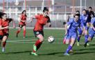 Una jugadora dle Mulier se marcha de varias rivales.