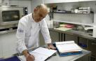Koldo Rodero, en la cocina de su restaurante, junto a las libretas donde garabatea sus ideas para nuevos platos cada temporada.