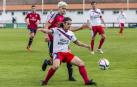 Juanlu (Mutilvera) protege el balón ante la presión de Morillas (Osasuna Promesas).