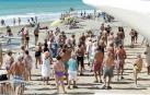 Jubilados pasean y disfrutan en una playa de Benidorm (Alicante).