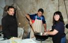 Arguedas celebró el 7 de mayo la quinta edición de la fiesta dedicada a la antigua costumbre de la trashumancia. Aunque el acto central es la denominada 'bajada de las vacas' que realizan los jinetes, uno de los momentos más esperados del día es gastronómico: el concurso de migas y calderos, que posteriormente se transforma en comida popular. Debido a las inclemencias meteorológicas la fiesta se trasladó desde la plaza de los Fueros a la sociedad, pero el buen ambiente y la mano maestra de los cocineros convirtió en una fiesta la cita gastronómica.