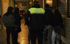 Dos patrullas de la Policía Municipal controlan a los jóvenes que hacen botellón en las calles