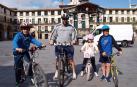 'Decabike' reunió a los tudelanos amantes de la bicicleta en una carrera no competitiva que se inició desde la Plaza Nueva y recorrió el centro de Tudela. Más tarde, la fiesta se prolongó en el Colegio Griseras donde se celebraron actividades como zumba con el Gimnasio Seven, Crossfit con IronBox Tudela, fútbol, taller de pintacaras, patines, etc.