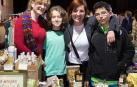 El Mercado de Santo Domingo acogió el pasado domingo una nueva edición del la feria A-mano Market, una iniciativa que reúne a creadores y artesanos navarros. 23 expositores de productos como joyería, bisutería, textil, artesanía, moda, arte y creación presentaron sus propuestas en un market moderno y coqueto organizado por el colectivo de mercaderes A-mano.org con la colaboración de Zentral kafe Teatro