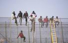Un centenar de inmigrantes intenta saltar la valla de Melilla