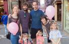 El evento 'La calle en Rosa', fiesta del vino rosado de Navarra, regresó por tercer año consecutivo al corazón de Pamplona. En esta ocasión, el epicentro de la celebración estuvo en las calles San Gregorio y Ciudadela, a las que se unieron Estafeta, San Nicolás y Comedias. Una tarde meteorológicamente perfecta en la que los amantes del vino pudieron disfrutar de un ambiente inmejorable.
