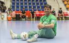 El presidente del Magna Gurpea Xota, 'Tatono' Arregui, sentado sobre la pista del pabellón Anaitasuna ayer en un momento de descanso del entrenamiento del equipo.