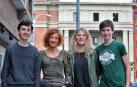 De izda a dcha: Xabier Salinas Uhalte (alumno de 4º de ESO), su profesora Isabel Armendáriz Monasterio, y sus compañeros de clase Andrea Santesteban Nedderhoff y Tomás Rubio Gaztelu, delante del colegio San Ignacio (Jesuitas) de Pamplona.