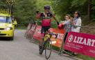 Gesto de rabia del ciclista ecuatoriano del Lizarte, Richard Carapaz, al vencer la etapa reina de la Vuelta a Navarra con final en Muskilda.