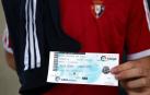 Una de las primeras personas que adquirió una entrada de las 270 que estaban a la venta la enseña. La marea rojilla ocupará uno de los fondos en el Nou Estadi de Tarragona.