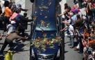 Ciudadanos de Louisville tocan el coche que ha trasladado el féretro de Mohamed Alí.