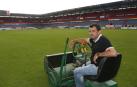 Juan Carlos Sanz, jefe de los jardineros de Osasuna, ayer por la tarde en el césped de El Sadar con una maquinaria modelo Ransomes que usa de forma habitual.