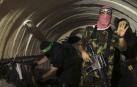 Un combatiente palestino, dentro de un túnel subterráneo en Gaza.