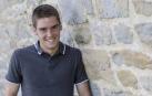 Endika Irigoyen, jugador de Osasuna Promesas, en el castillo de Mendillorri junto al lago.