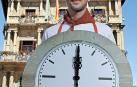 Fermín Sagüés Guerendiáin sostiene el reloj con las manecillas en lo alto, que un día como hoy en Pamplona son sinónimo del arranque de una fiesta sin igual.