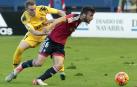 Carlos Clerc presiona a Oier en un partido de la pasada temporada en El Sadar.