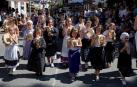 La música no dejó de sonar en ningún momento del desfile. En la imagen, varios niños tocan la pandereta a su paso por la calle Santiago de Elizondo.