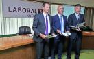 Los directivos de Laboral Kutxa que presentaron ayer el 'Informe sobre Economía 2015'.