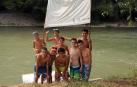 Las cuadrillas de Caparroso fueron las protagonistas, un año más, de la travesía por el río Aragón organizada en el marco de las fiestas de la juventud. Originales disfraces, muchas risas y diversión en un evento que supuso el prólogo perfecto de unas jornadas que arrancaron oficialmente el 22 de julio con el disparo del cohete por parte de Elena Salvador, presidenta del Club Iluna.