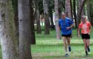 bel Antón, bicamepón mundial de maratón y actual entrenador de la navarra, corre junto a Estela Navascués por el céntrico parque soriano de la Alameda de Cervantes.