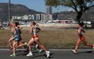 La navarra Estela Navascués, cerrando un grupo de atletas durante la carrera de ayer en Río de Janeiro.