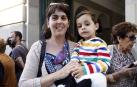 El Teatro Gayarre ofreció la oportunidad de disfrutar de un espectáculo gratuito a las puertas de su casa. La Compañía de Teatro Trokolo fue la encargada de hacer disfrutar a niños y mayores con la obra '3, 2, 1, play!' en la que un padre intenta que su pequeño, obsesionado con los videojuegos, comprenda que la vida es algo más que lo que ocurre al otro lado de las pantallas de estos juguetes. Una tarde divertida con una sesión de teatro que promovió la participación, invitando a los más pequeños a convertirse en fans del teatro.
