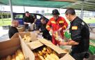Efectivos del Ejército preparan los bocadillos en las piscinas de Tafalla para llevar a sus compañeros en servicio.