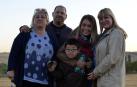 Tuvieron que madrugar la mañana del 24 de agosto, pero a los niños y familiares pertenecientes a ANA (Asociación Navarra de Autismo) no les importó demasiado. A cambio de las horas de sueño, pudieron disfrutar de una aventura fantástica que, a bordo de un globo, les llevó a sobrevolar Pamplona y su Comarca en una experiencia que resultó inolvidable. Así de felices se mostraban instantes antes de iniciar el vuelo.