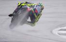 Rossi toma ventaja ante Márquez y Lorenzo en medio de la lluvia
