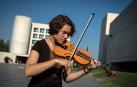 La violinista que escribe poesía