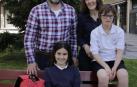 Marcos Beriáin Yoldi, de 12 años y alumno de 1º de ESO en el colegio Nuestra Señora del Huerto, posa con su hermana Carlota, de 10; y sus padres Carlos y Miren Edurne, en el barrio de San Juan.