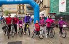 Del 16 al 22 de septiembre Pamplona ha celebrando la Semana Europea de la Movilidad. Una de las actividades que tradicionalmente más gente atrae es la marcha ciclista popular que en esta ocasión se vio empañada por la lluvia. A pesar de ello, un buen grupo de valientes partió desde la plaza del Castillo hasta la UPNA para reivindicar un modelo de transporte urbano más sostenible.
