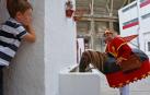 Un niño observa curioso a un zaldiko en un abrevadero del patio de Caballos de la plaza de Toros.