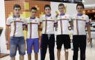 Cerca de 200 personas acudieron a los cines Golem de La Morea para conmemorar el 25 aniversario de la unión de Intersport Irabia y el Club Ciclista Aralar para fomentar el ciclismo entre los más pequeños. El evento reunió a los chavales que están actualmente en las escuelas, entrenadores y directivos de todas las épocas, ex ciclistas profesionales que se formaron en el club, presidentes de otros clubes, instituciones y ciclistas navarros en activo o ya retirados como los hermanos Induráin, Jon Bru, Pablo Urtasun o Alberto Martínez, entre otros. Al final, los asistentes anotaron mensajes de apoyo y agradecimiento en dos paneles.
