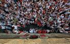 Las confidencias entre cuatro cabezudos, cobijados bajo los arcos del Ayuntamiento de Sangüesa, ha sido la fotografía más votada a través de la web del Concurso fotográfico Conocer Navarra 2016. Con este premio popular y la selección por parte del jurado profesional de las primeras diez finalistas, se cierra el capítulo del certamen dedicado a las 'Fiestas y tradiciones' de Navarra.