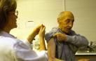 Los ancianos deben vacunarse contra la gripe para evitar complicaciones.