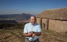 Felipe Ituláin Redín junto a la ermita de San Miguel de Izaga. Detrás, sobresale la silueta de la Higa de Monreal (1.295 metros).