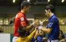 Mikel Urrutikoetxea saluda a Jokin Altuna al término del partido de ayer en el Astelena.