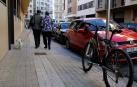 Una bicicleta, candada a una señal, esta semana en una calle del Ensanche de Pamplona.