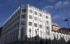 En 1973, el edificio inicial se reformó  y se levantaron  otros tres pisos porque se había quedado pequeño .