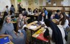 La superiora de la congregación en Pamplona, Yolanda Cánoves Climent; y la directora del centro de FP, Begoña Guerendiáin Ruiz, en una clase de Cuidados Auxiliares de Enfermería (FP de Grado Medio).