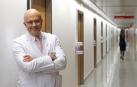 Luis Chiva de Agustín posa en el pasillo de la planta de Pediatría de la Clínica Universidad de Navarra, donde trabaja desde el pasado 19 de septiembre.