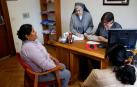 La trabajadora social Ángela Rodríguez Valiente y la religiosa Carmen Gurrucharri atiende a Hortensia y Rosa en el 'Centro Social' que las Religiosas de María Inmaculada tienen en la avenida Roncesvalles.