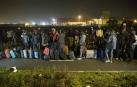 Comienza la evacuación del centro de inmigrantes de Calais con largas colas